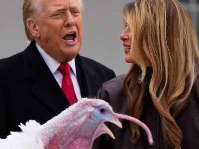 Trump insulta a adversarios políticos en ceremonia de pavos de Acción de Gracias