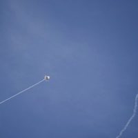 Israel ataca suburbio de Beirut luego de que Hezbollah azotó el norte de Israel con 140 cohetes