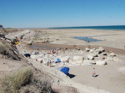 Las Grutas: la bajada de una playa en un estado desastroso a 8 días del inicio de la temporada