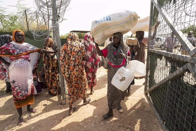 Reparto de ayuda a desplazados en Darfur