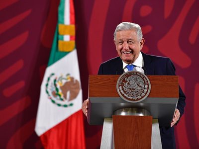 AMLO acuerda con empresarios no subir precios a 24 productos de la canasta básica