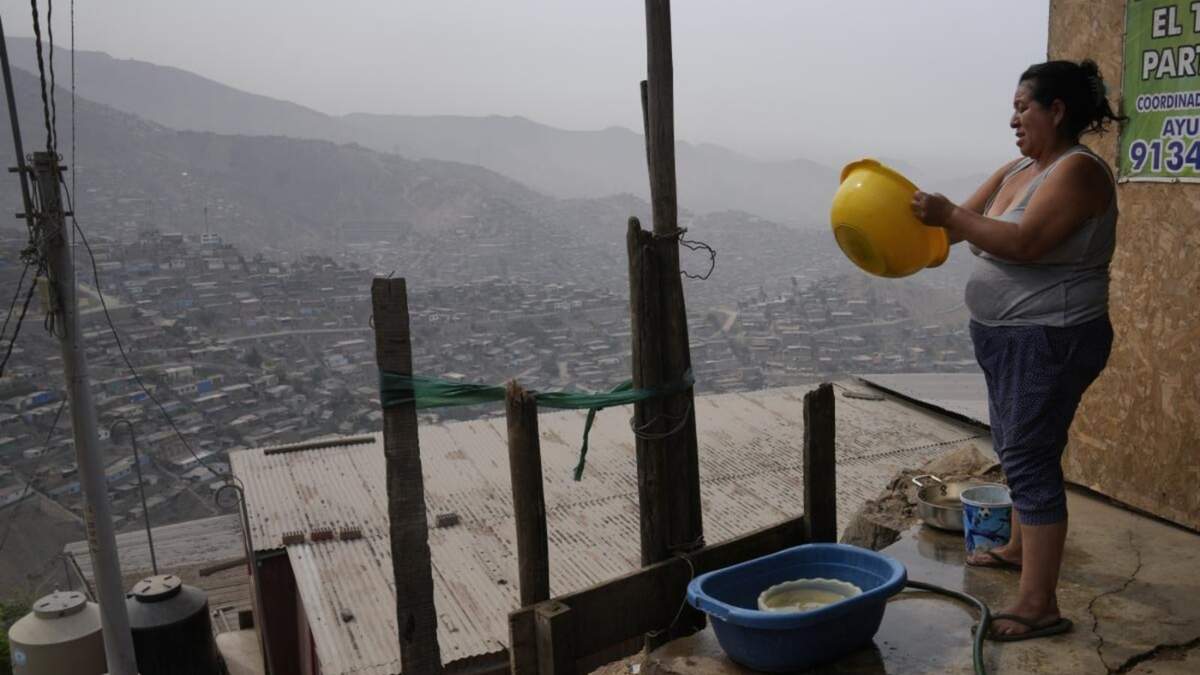 Justina Flores lava los platos en el exterior de su casa en la zona de Pamplona Alta, en Lima, Perú, el 7 de marzo de 2024