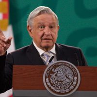 AMLO amaga con reforma constitucional si se frenan cambios a industria eléctrica