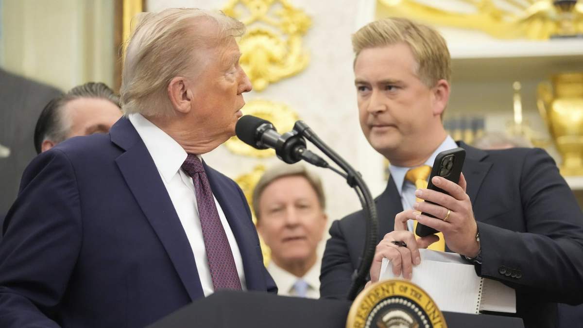 El reportero de Fox News Peter Doocy le muestra a Trump la imagen