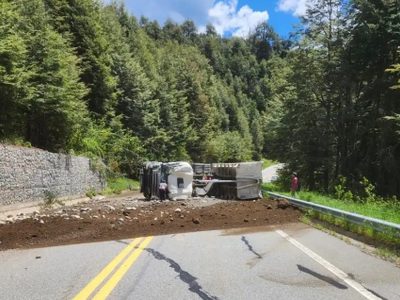 Pronóstico reservado para el conductor del camión que volcó en la Ruta de los 7 Lagos
