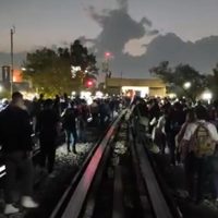 Caos en las Líneas 8 y 9 del Metro en plena hora pico; usuarios caminaron por las vías (Videos)