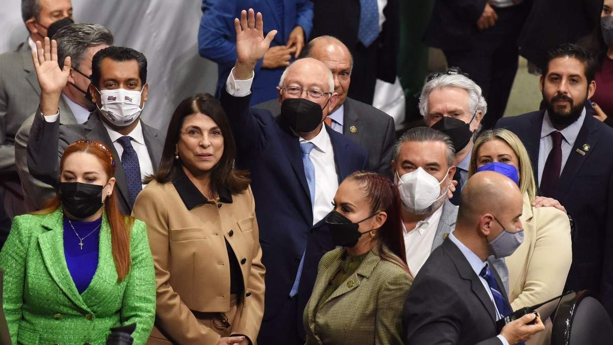 El embajador de EU en México, Ken Salazar, se reunió con diputados en San Lázaro