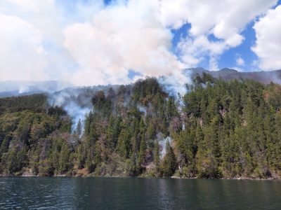Incendio forestal en el Lago Steffen: el humo llegó a Bariloche
