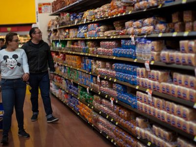 ¿Pueden las tiendas y supermercados revisar tu ticket al salir? Esto dice la Profeco