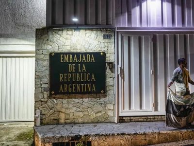 Tensión: Venezuela amenaza con tomar la Embajada argentina con asilados políticos