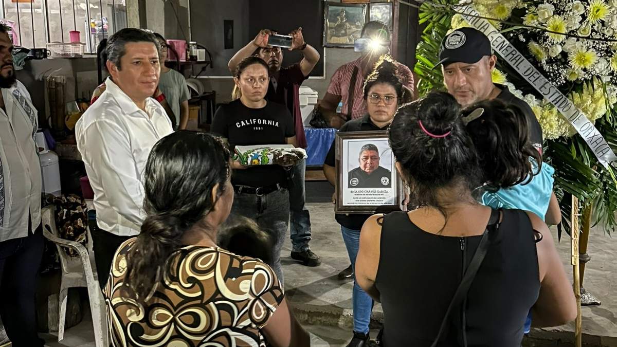 El fiscal de Oaxaca en el funeral del agente Ricardo Chávez García