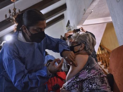 El INE vigilará que no se vuelva a pedir la credencial para aplicar la vacuna