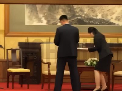 Asistentes de Kim Jong-Un limpian rastros de su ADN tras cumbre con Putin en China (Video)