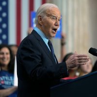 Biden tilda de "indignante" la orden de arresto de la CPI contra Netanyahu