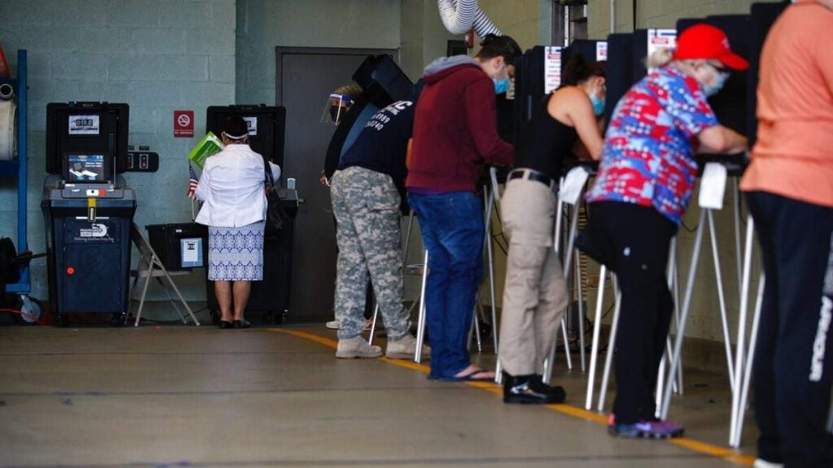 Habitantes de Miami, Florida, votan en la elección en Estados Unidos