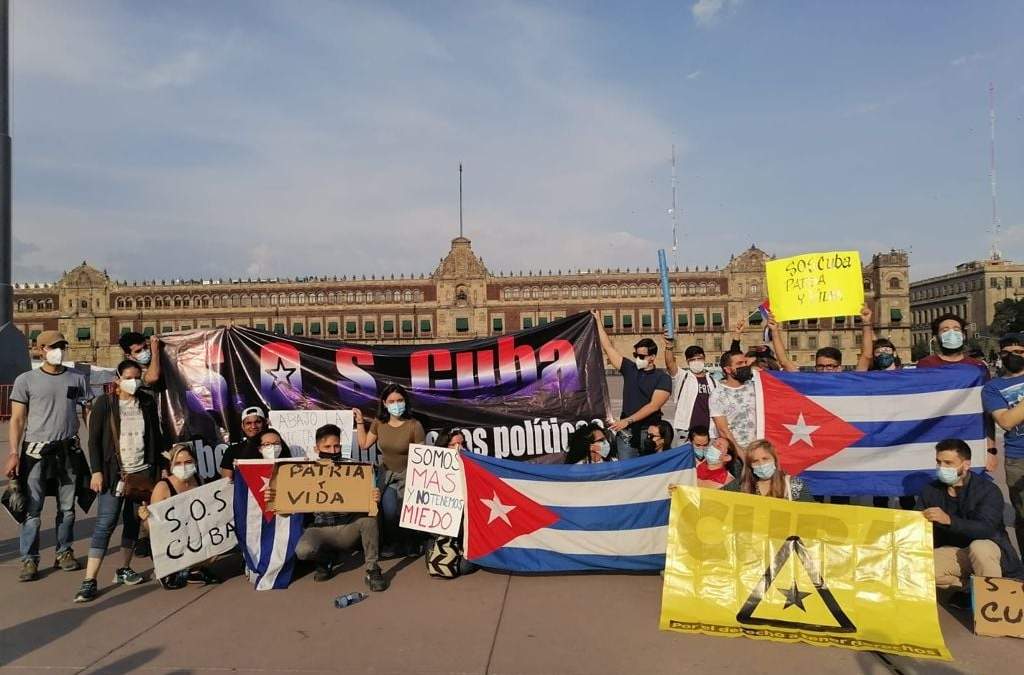 Los residentes cubanos en la CDMX protestaron en el zócalo ante la situación de crisis en la isla