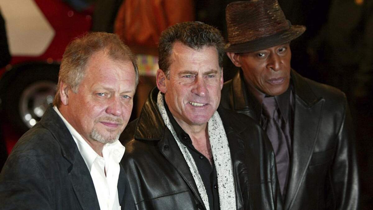 David Soul, izquierda, Paul Michael Glaser, y Antonio Fargas, derecha, astros de la serie original "Starsky and Hutch" de la década de 1970 llegan a la premiere británica de la película basada en la serie en Londres