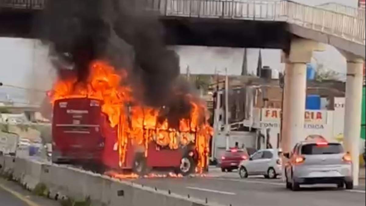 Uno de los camiones incendiados por parte de presuntos delincuentes