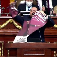 Diputado del PAN acusado de violencia familiar rompe cartel con imagen de AMLO