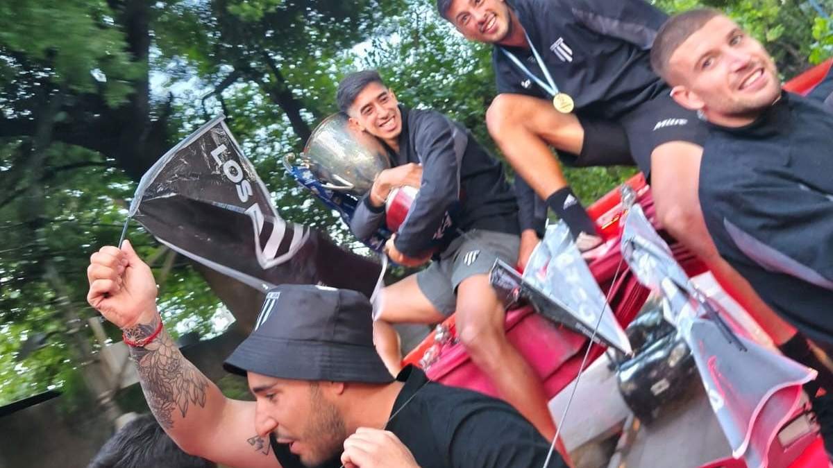 Caravana con la copa en la batea hacia el Legrotaglie.