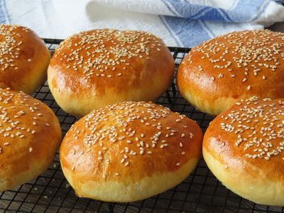 Pan de hamburguesas bien esponjosos y blanditos: la receta perfecta para que nunca más vuelvas a comprar