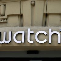 El fabricante suizo de relojes Swatch se disculpa y retira anuncio considerado racista