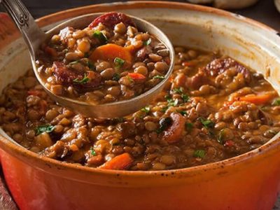 Guiso de lentejas delicioso y versión económica: la receta perfecta para los días frío de otoño