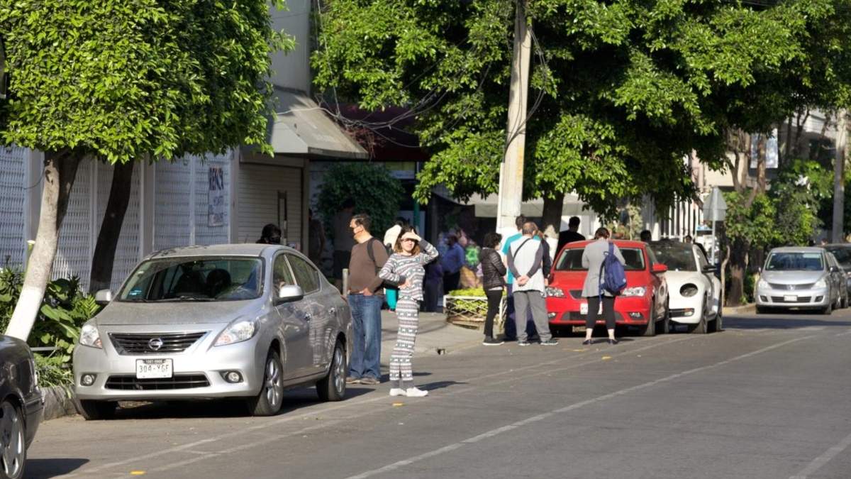 Vecinos de la colonia Del Valle salieron de sus hogares por la alerta sísmica