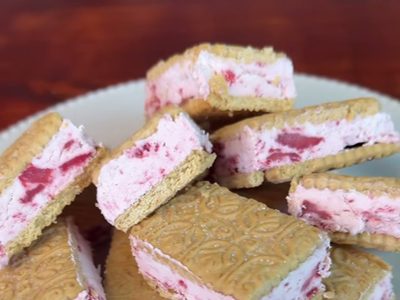 Alfajores helados de frutilla con solo 4 ingredientes: súper fáciles y riquísimos, la opción perfecta para ese antojo dulce