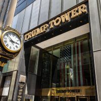 Más de 200 empresas y gobiernos extranjeros con contratos públicos aportaron capital a negocios de Trump
