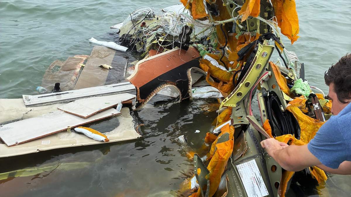 Autoridades y voluntarios responden a un accidente aéreo de la Armada de México cerca de Galveston