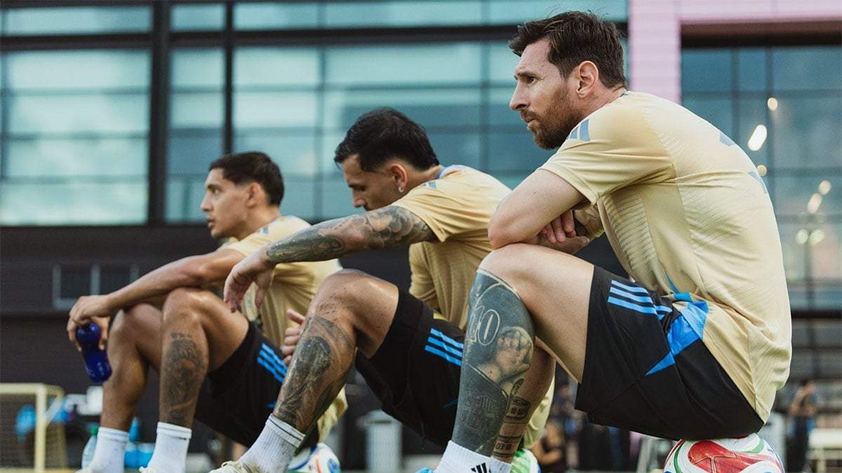 El fallecimiento de Russo golpeó a la Selección también y se nota en las caras de Molina, Paredes y Messi.