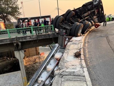 Tráiler se vuelca en Azcapotzalco; contenedor con 27 toneladas de harina queda suspendido de puente