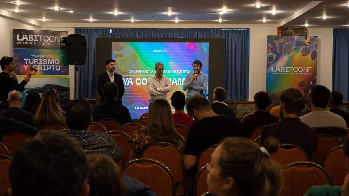El intendente, Carlos Saloniti, y el secretario de Turismo, Alejandro Apaolaza, participaron en LABITCONF. Fuente: (Facebook)