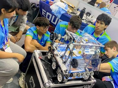 Exitosa participación de estudiantes de la EPET 20 en una olimpíada de robótica en Panamá
