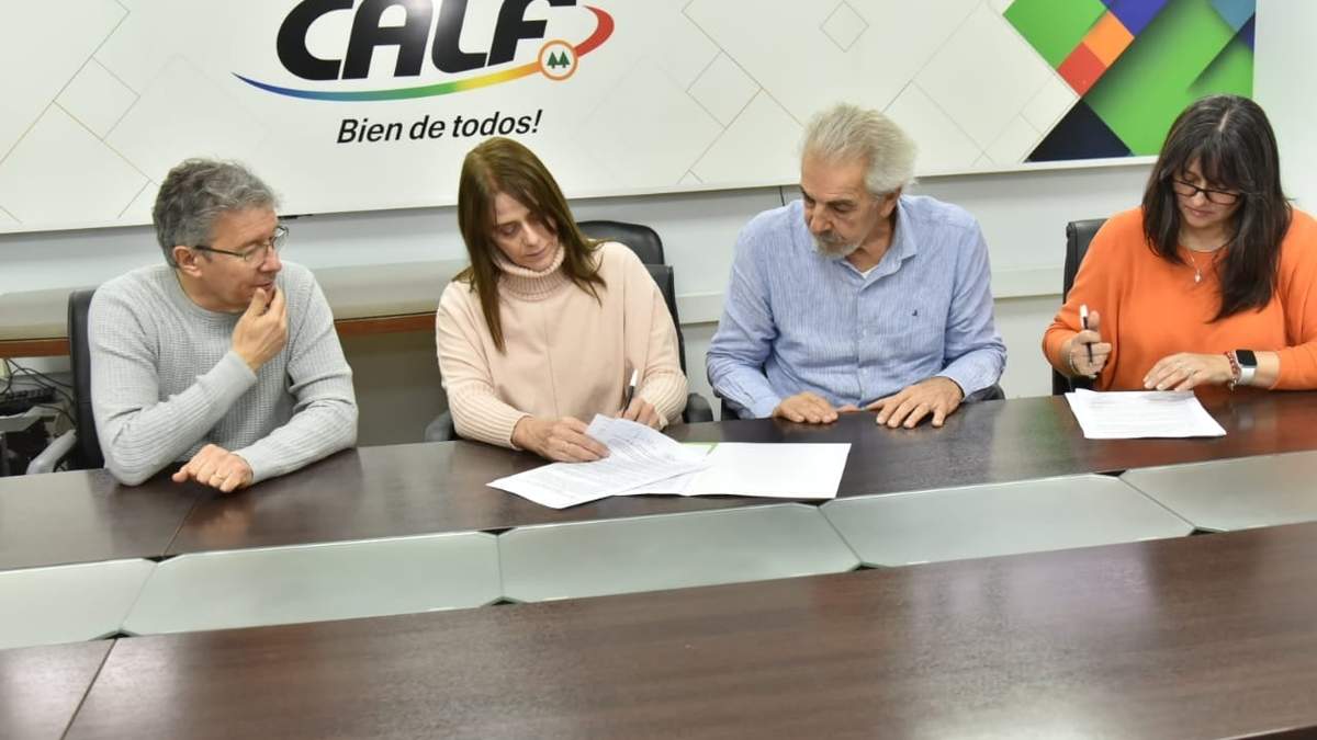 Firma de acuerdo entre CALF y la Fundación. Fuente: (CALF).