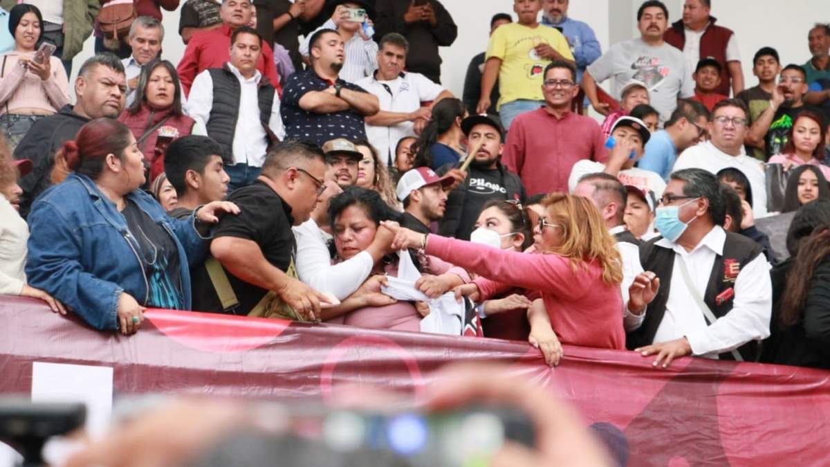 Golpes entre personal de seguridad del alcalde, Fernando Vilchis, y gente del Frente Popular Independiente (FPI) en el evento de Delfina Gómez