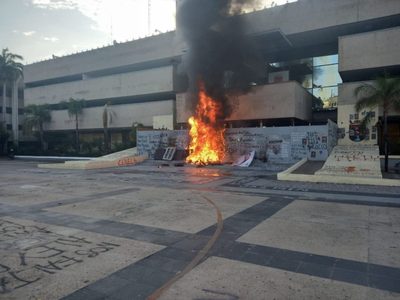 Normalistas queman patrullas, roban pipa de Pemex y vandalizan el Palacio de Gobierno
