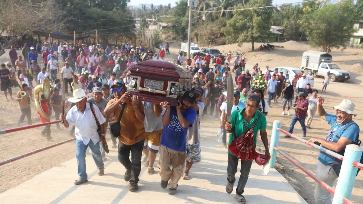 Sepelio del líder opositor a la presa La Parota de la CFE, Marco Antonio Suástegui Muñoz, en Cacahuatepec