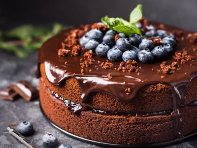 Tarta de chocolate con 3 ingredientes, sin azúcar y sin horno: así de fácil la podés preparar