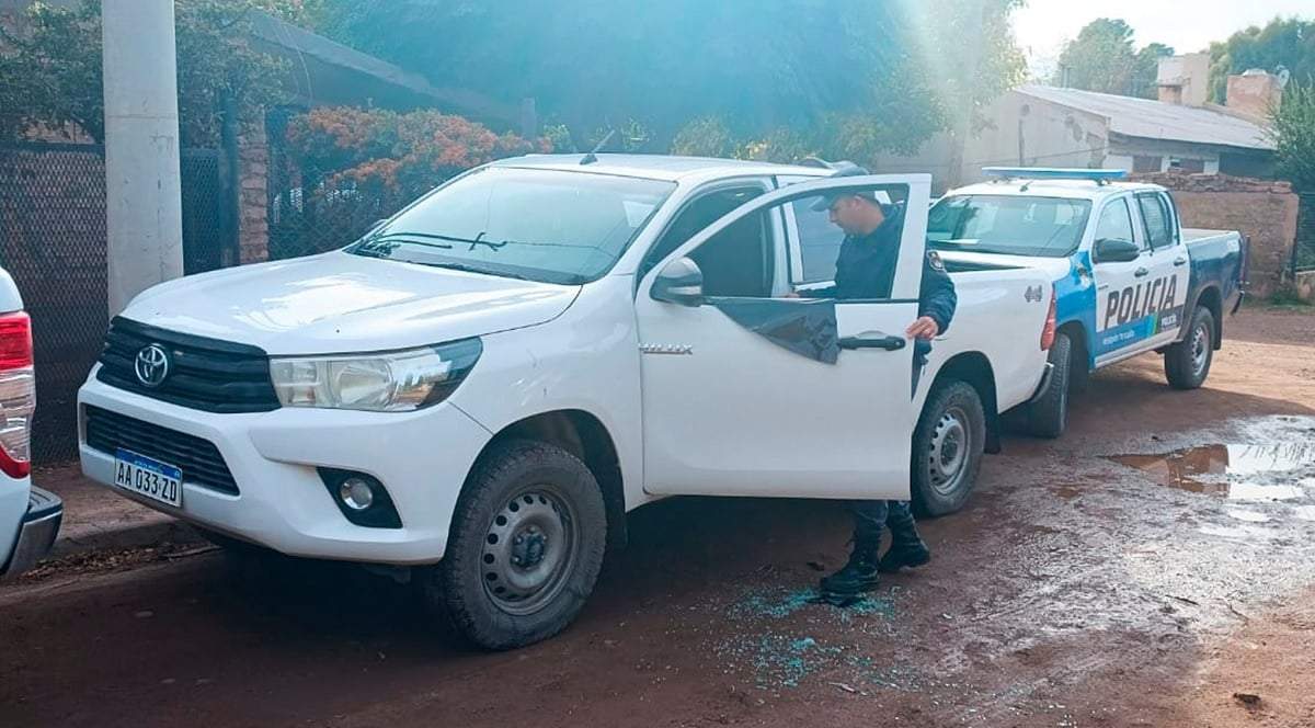 Los policías rompieron una ventanilla para rescatar a la beba. Fuente: (Policía de Neuquén)