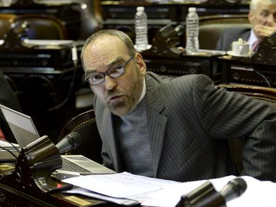 Desde París, Fernando Iglesias vuelve a atacar: quién fue la funcionaria del Gobierno afectada