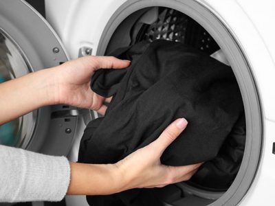 Te va a sorprender: el sencillo truco para que tu ropa negra no pierda el color después de cada lavado