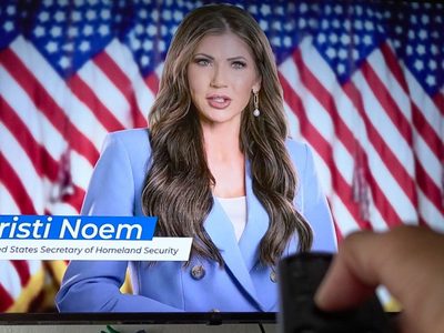 Kristi Noem culpa a migrante “ilegal” por el robo de su bolso Gucci