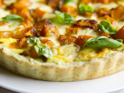 Tarta de verduras para vagos: la receta perfecta y casi sin cocción, para hacer mientras vas poniendo la mesa