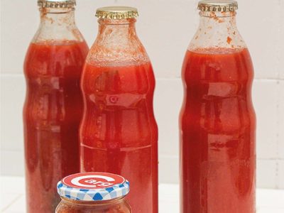 No tires las botellas de vidrio de salsa de tomate, dale un toque a la decoración de tu casa con esta idea fácil