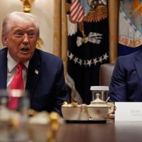 Trump advierte que "cualquiera" que venda drogas a EU "está sujeto a ataques"