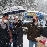 Vacunan a automovilistas varados en la nieve para "salvar" dosis a punto de caducar