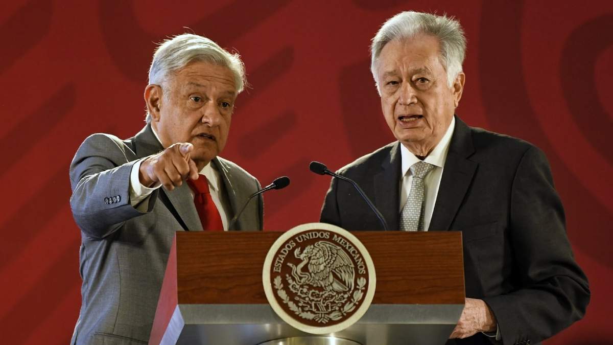 El presidente López Obrador acompañado de Manuel Bartlett, de la CFE