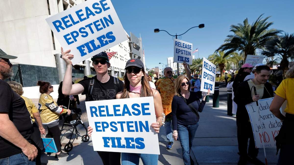 Manifestantes sostienen carteles donde exigen la divulgación de los archivos de Epstein durante una protesta de "No Kings" en el centro de Las Vegas el 8 de octubre de 2025